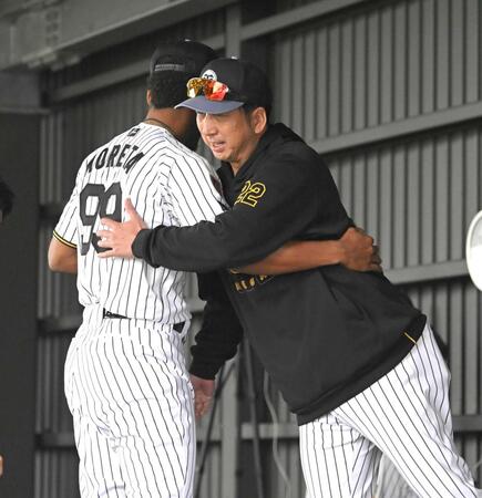 　モレッタ（左）とハグをする藤川監督（撮影・飯室逸平）