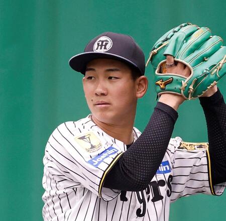 ブルペンで投球練習する伊原（撮影・西田忠信）