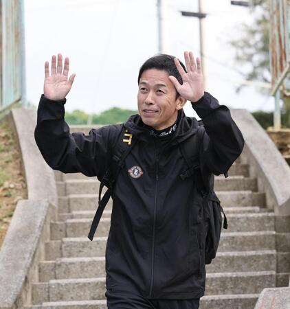 球場入りする赤星臨時コーチ（撮影・田中太一）