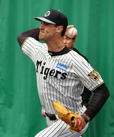 ブルペンで投球練習するラグズデール（撮影・山口登）