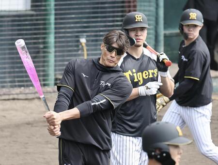 佐藤輝らにアドバイスした糸井臨時コーチ（撮影・田中太一）