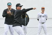 佐藤輝（奥）らと一緒に早出特守をする大山（撮影・田中太一）