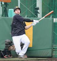 　ランチ特打で快音を響かせるディベイニー（撮影・山口登）