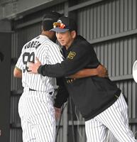 　モレッタ（左）とハグをする藤川監督（撮影・飯室逸平）