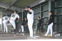 ブルペンを視察する藤川監督