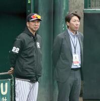 高津臣吾氏と話をする藤川監督（撮影・田中太一）