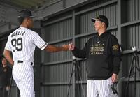 ブルペン投球後に藤川監督（右）とグータッチを交わすモレッタ（撮影・飯室逸平）