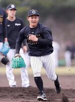 守備練習に取り組む阪神・伊原陵人＝宜野座（撮影・西田忠信）