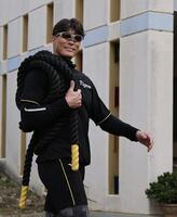 ロープを持って球場入りする糸井臨時コーチ（撮影・田中太一）