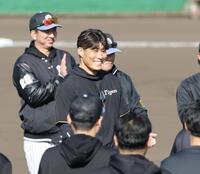 練習前、円陣であいさつする糸井嘉男臨時コーチ（撮影・山口登）