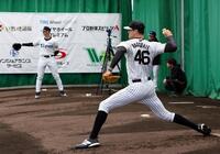 ブルペンで投球練習するルーカス（左）とラグズデール（撮影・山口登）