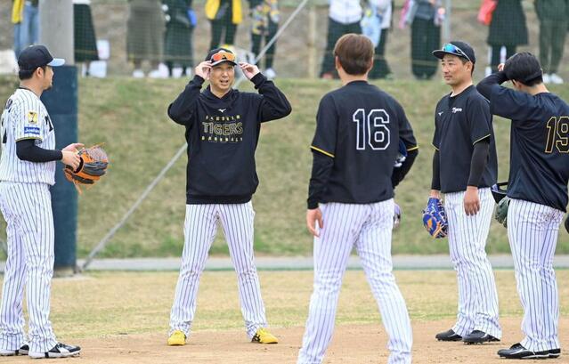 阪神キャンプ】藤川監督「日本人と南米系選手は性格や言葉が少し似て