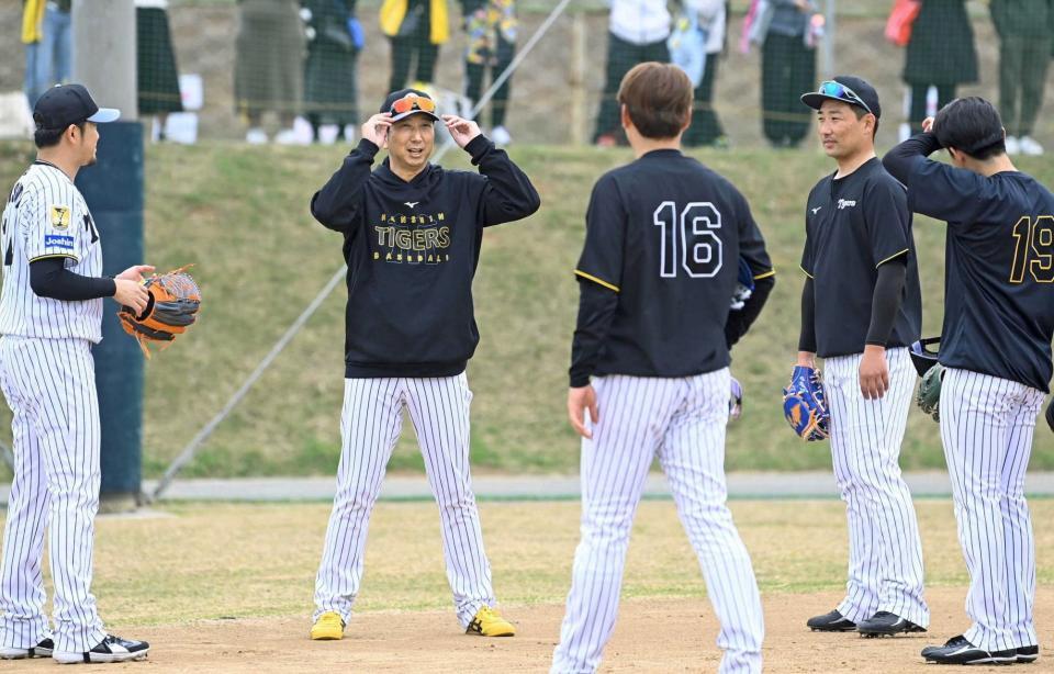 　具志川を視察し、投手陣に声をかける藤川監督