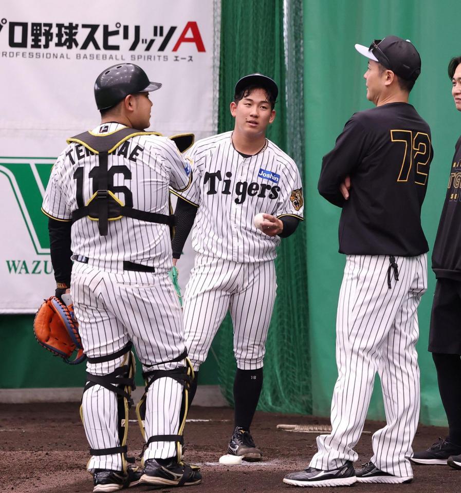 ブルペンでの投球練習を終えた伊原（中央）＝撮影・西田忠信