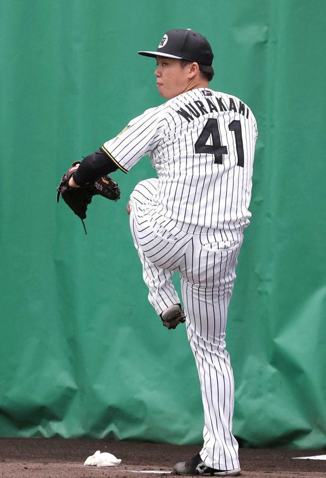 　ブルペンで投げ込む村上