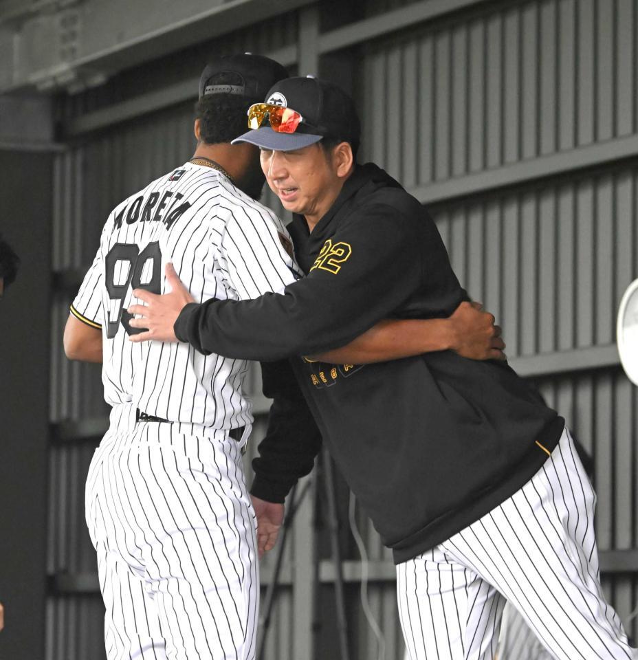 　モレッタ（左）とハグをする藤川監督（撮影・飯室逸平）