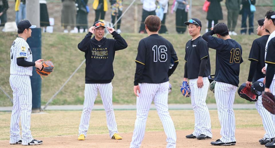 サブグラウンドで投手陣に声をかける藤川監督（撮影・飯室逸平）