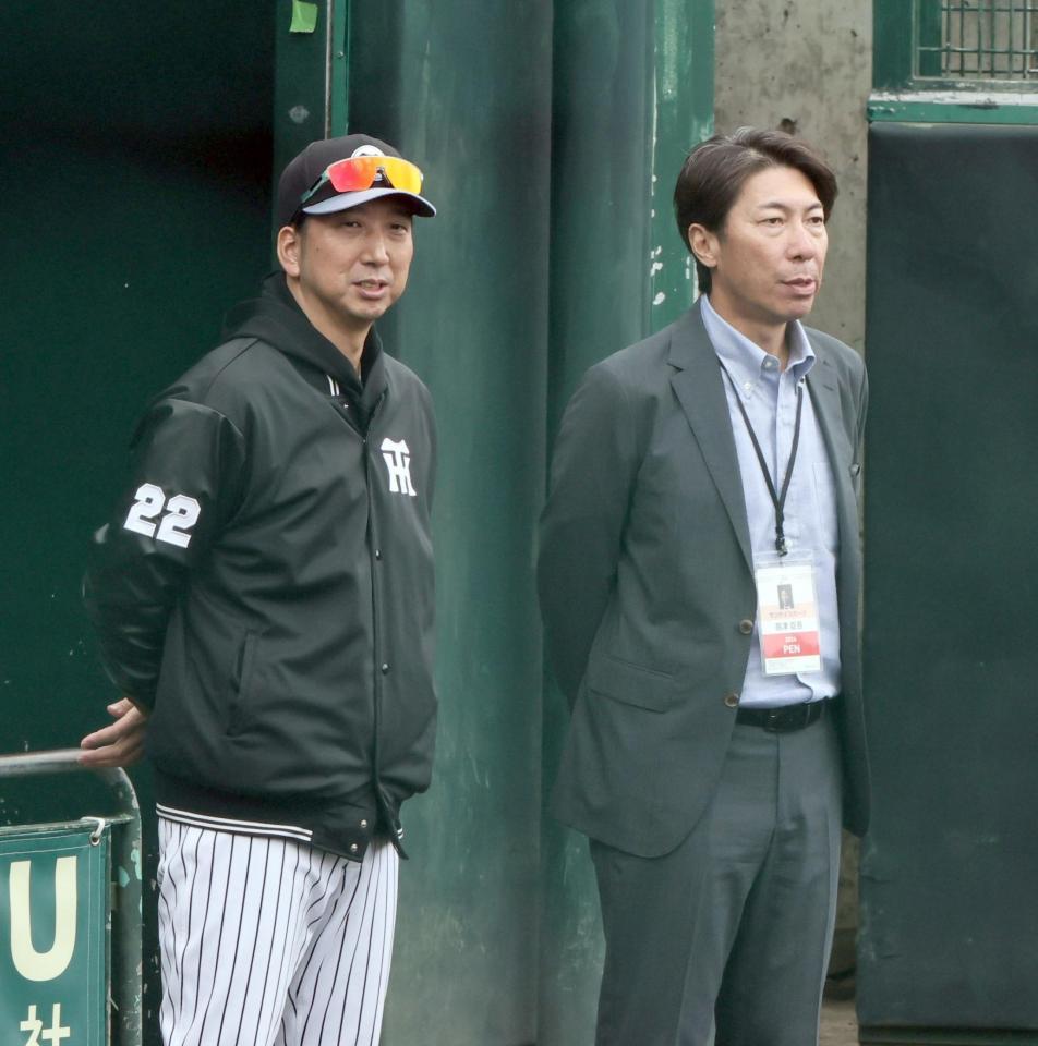 高津臣吾氏と話をする藤川監督（撮影・田中太一）