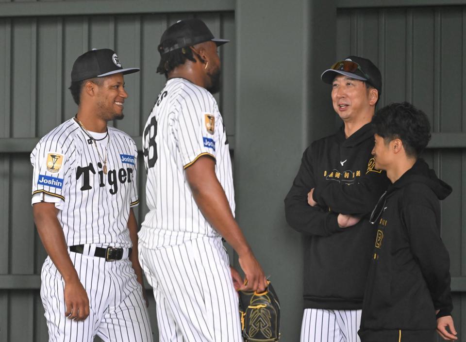 投球後の（左から）モレッタ、ドリスに笑顔で声をかける藤川監督（撮影・飯室逸平）