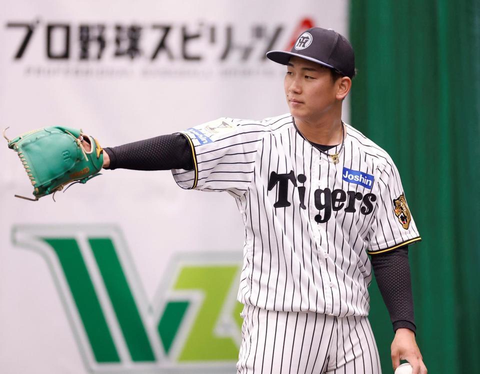 ブルペンで投球練習する阪神・伊原陵人＝宜野座（撮影・西田忠信）