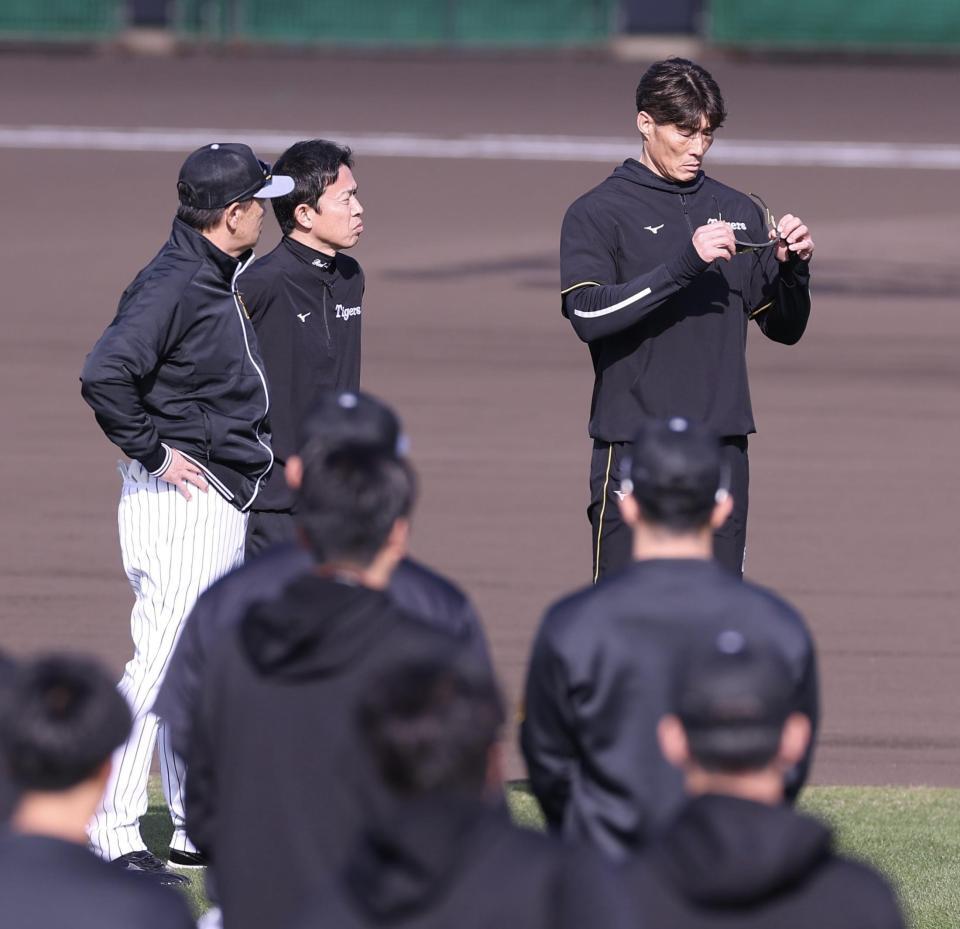 臨時コーチとしてキャンプに合流した糸井嘉男氏（右）と赤星憲広氏（撮影・西田忠信）