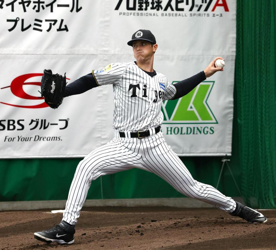 ブルペンで投球練習するルーカス（撮影・山口登）