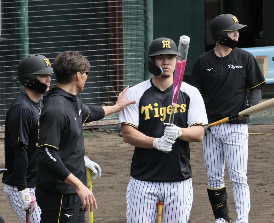 佐藤輝（中央）らにアドバイスした糸井臨時コーチ（撮影・田中太一）