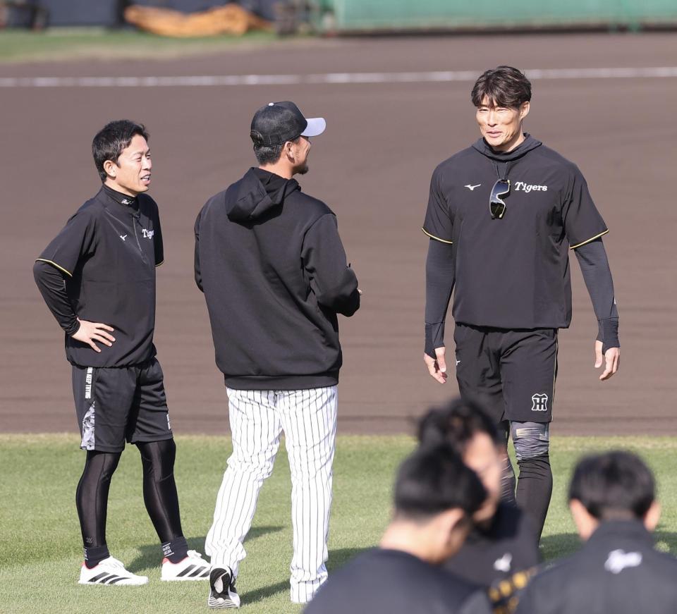 臨時コーチとしてキャンプに合流した赤星憲広氏（左）と糸井嘉男氏（右）＝撮影・西田忠信