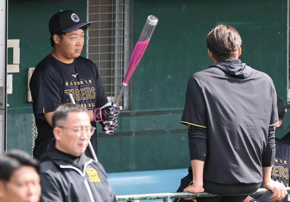 大山もアクアバットを持つ（撮影・田中太一）