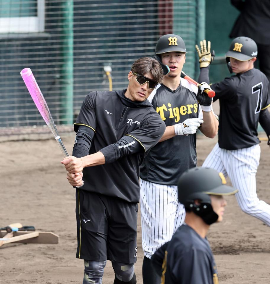 佐藤輝の前でアクアバットを振る糸井臨時コーチ（撮影・田中太一）