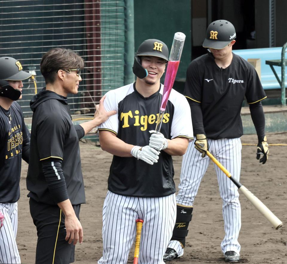 糸井嘉男臨時コーチと話しながらアクアバットを持つ佐藤輝（撮影・田中太一）