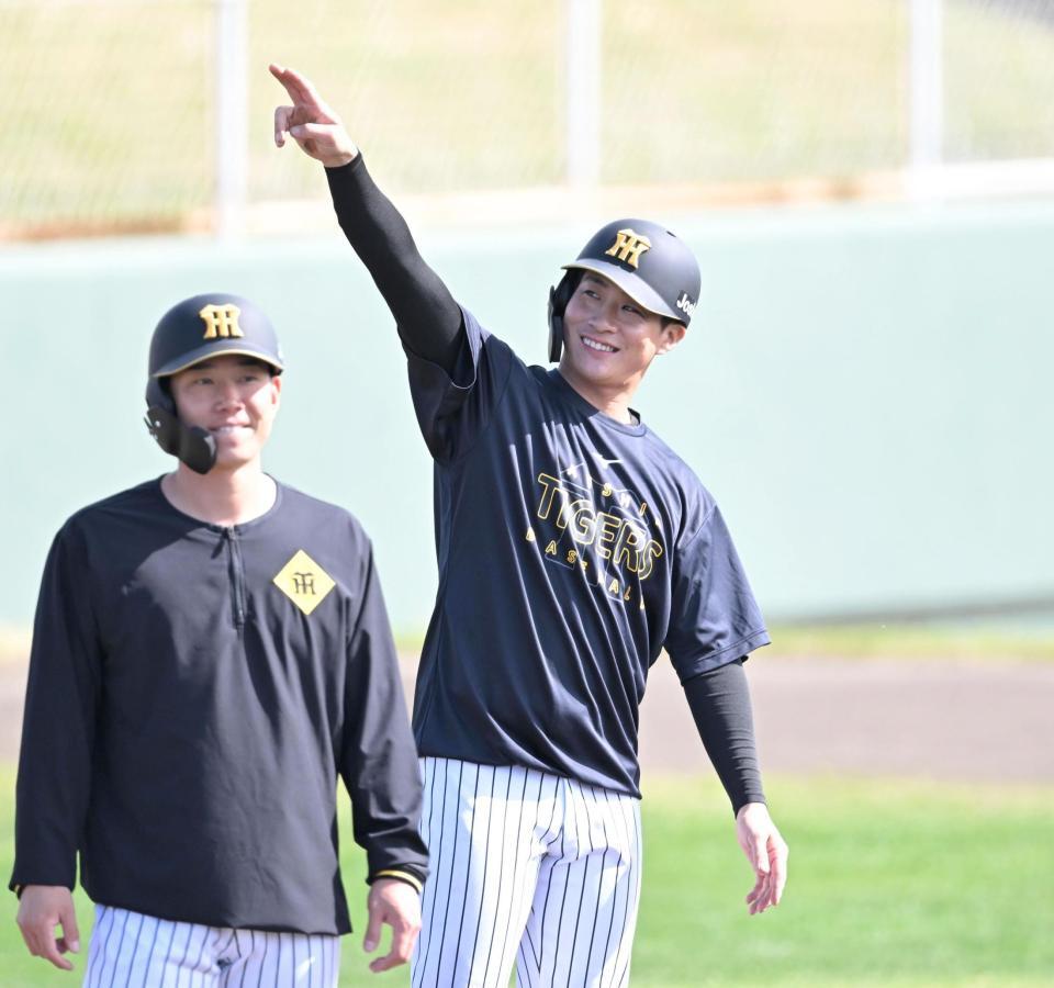 充実の表情をみせる木浪（手前は糸原）＝撮影・飯室逸平