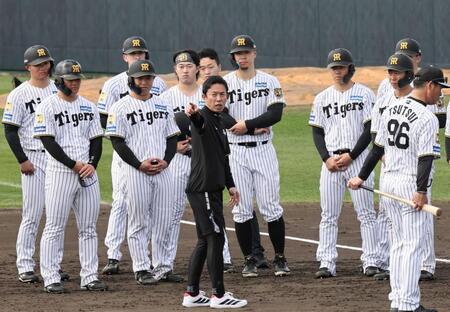 　ナインを集め、走塁指導をする赤星臨時コーチ