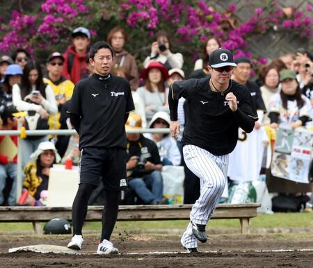 【写真】臨時コーチの赤星憲広氏も初日から本格指導 直立不動で聞き入る選手に熱弁