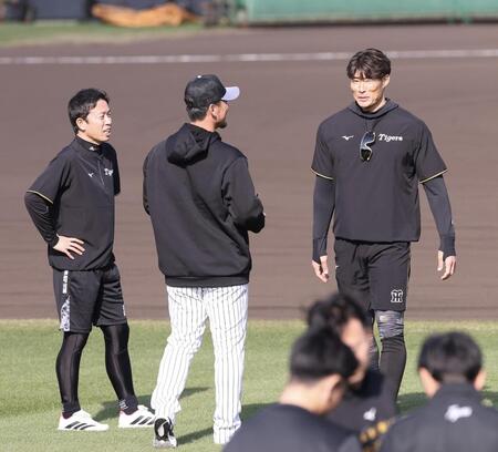 臨時コーチとしてキャンプに合流した赤星憲広氏（左）と糸井嘉男氏（右）＝撮影・西田忠信