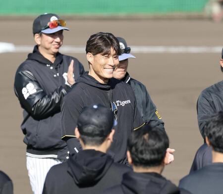 練習前、円陣であいさつする糸井嘉男臨時コーチ（撮影・山口登）