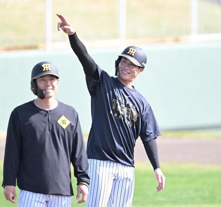 充実の表情をみせる木浪（手前は糸原）＝撮影・飯室逸平