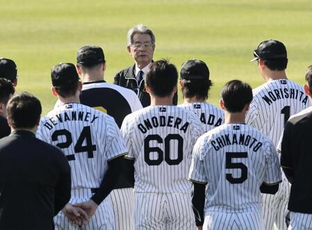 ナインに訓示する秦オーナー（撮影・田中太一