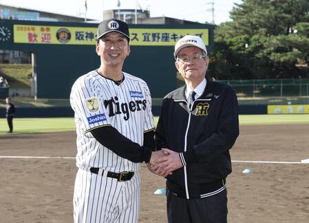握手をする秦オーナーと藤川監督（撮影・田中太一）