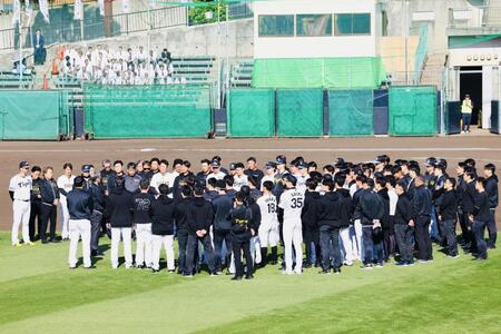 練習前、秦雅夫オーナーはナインに向け訓示をする（撮影　山口登）