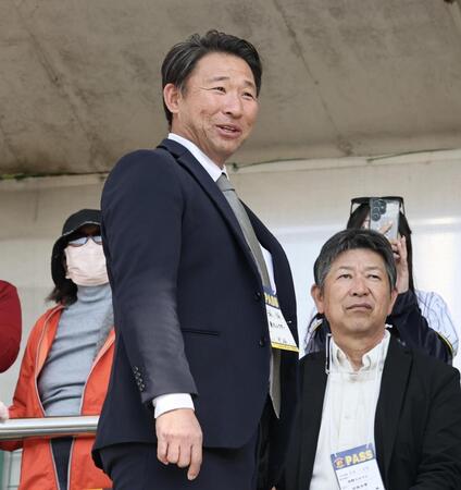 阪神のキャンプ地を訪れた智弁和歌山・中谷監督（撮影・田中太一）