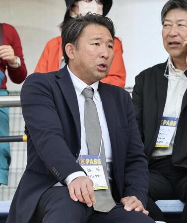 阪神のキャンプ地を訪れた智弁和歌山・中谷監督（撮影・田中太一）