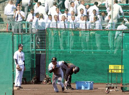 前川は智弁学園、智弁学和歌山の野球部の生徒が見つめる中、走塁練習する（撮影・山口登）