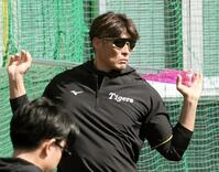 アクアバットを肩に担ぐ糸井嘉男臨時コーチ＝宜野座（撮影・田中太一）