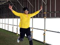 練習後、めんそー路を走り、両手を広げる糸井嘉男臨時コーチ＝宜野座（撮影・田中太一）