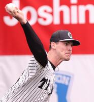 初ブルペンで投げ込むラグズデール（撮影・西田忠信）