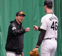 初ブルペンを終えたラグズデール（右）とグータッチする藤川監督（撮影・西田忠信）