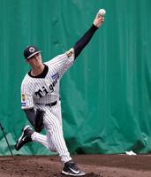 力強く投げ込むルーカス（撮影・西田忠信）