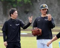 　赤星臨時コーチ（左）は森下に守備のアドバイスをする