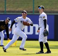 外野でノックを受ける森下（左）と佐藤輝（撮影・山口登）